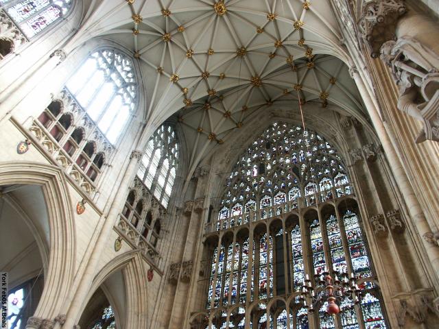 PICT5393-Stained_glass_window_and_ceiling